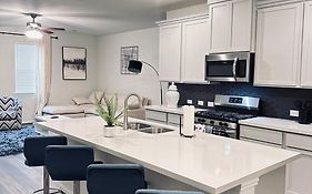 Lux Made For You Guest House Katy  United States Of America